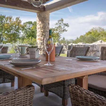 Na Kamenu בית נופש *